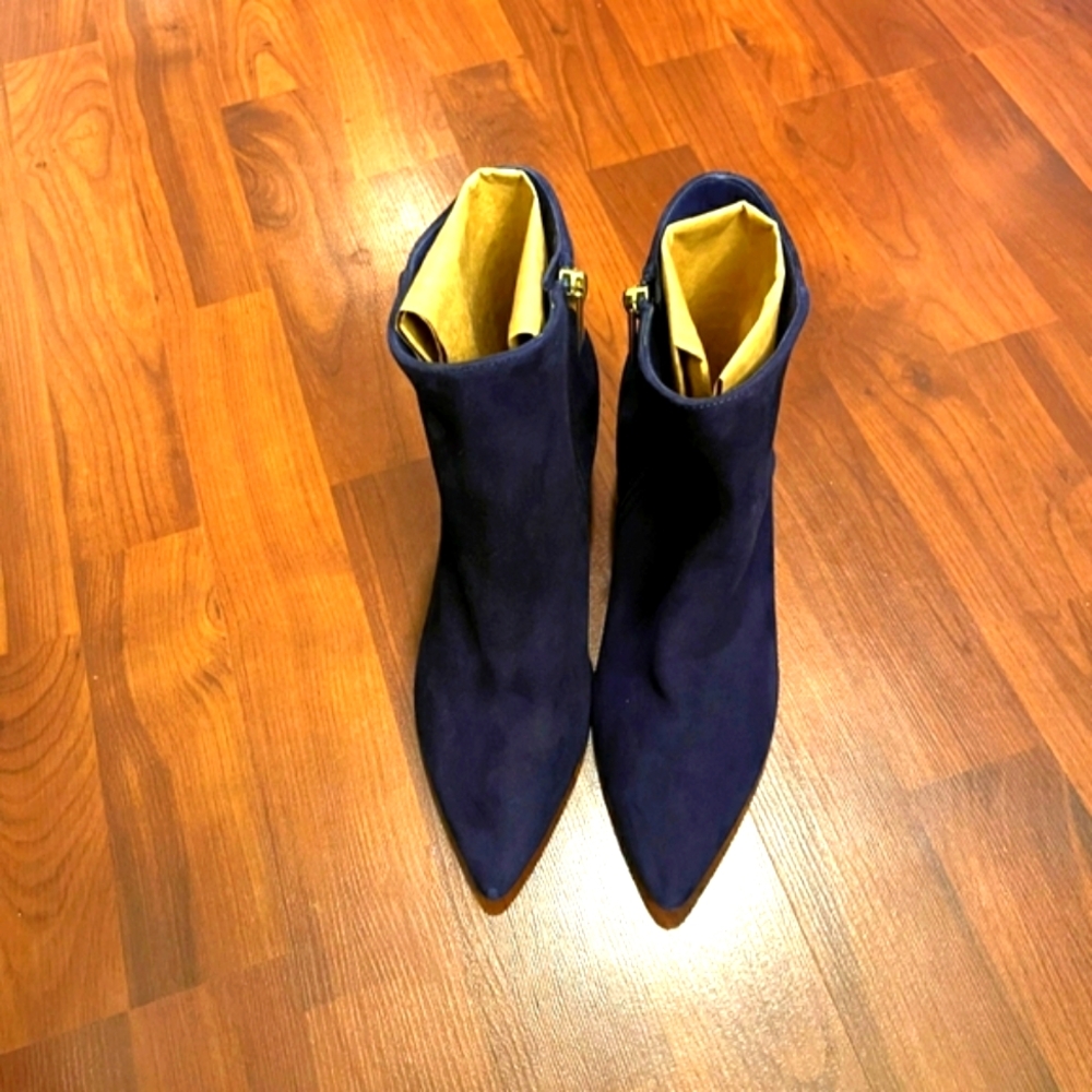 L'Agence Navy "Jeanne" Bootie. Very nice and stylish boots. Suede size 6.5.